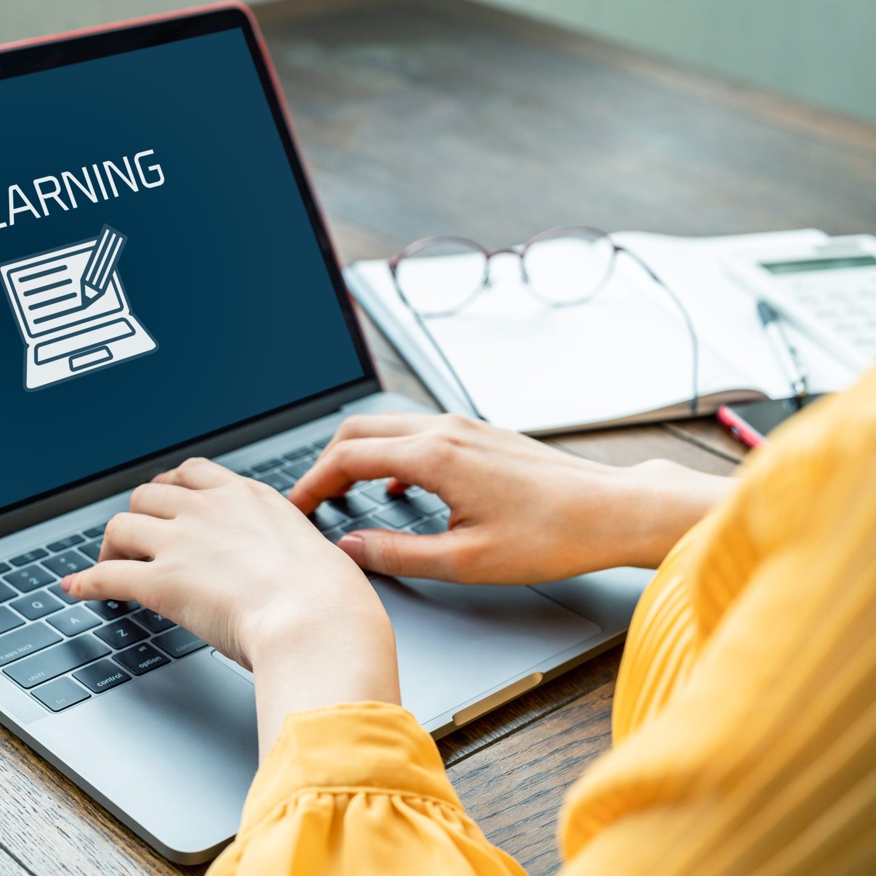 e-learning concept. Online classes. person der laver e-læring på computer