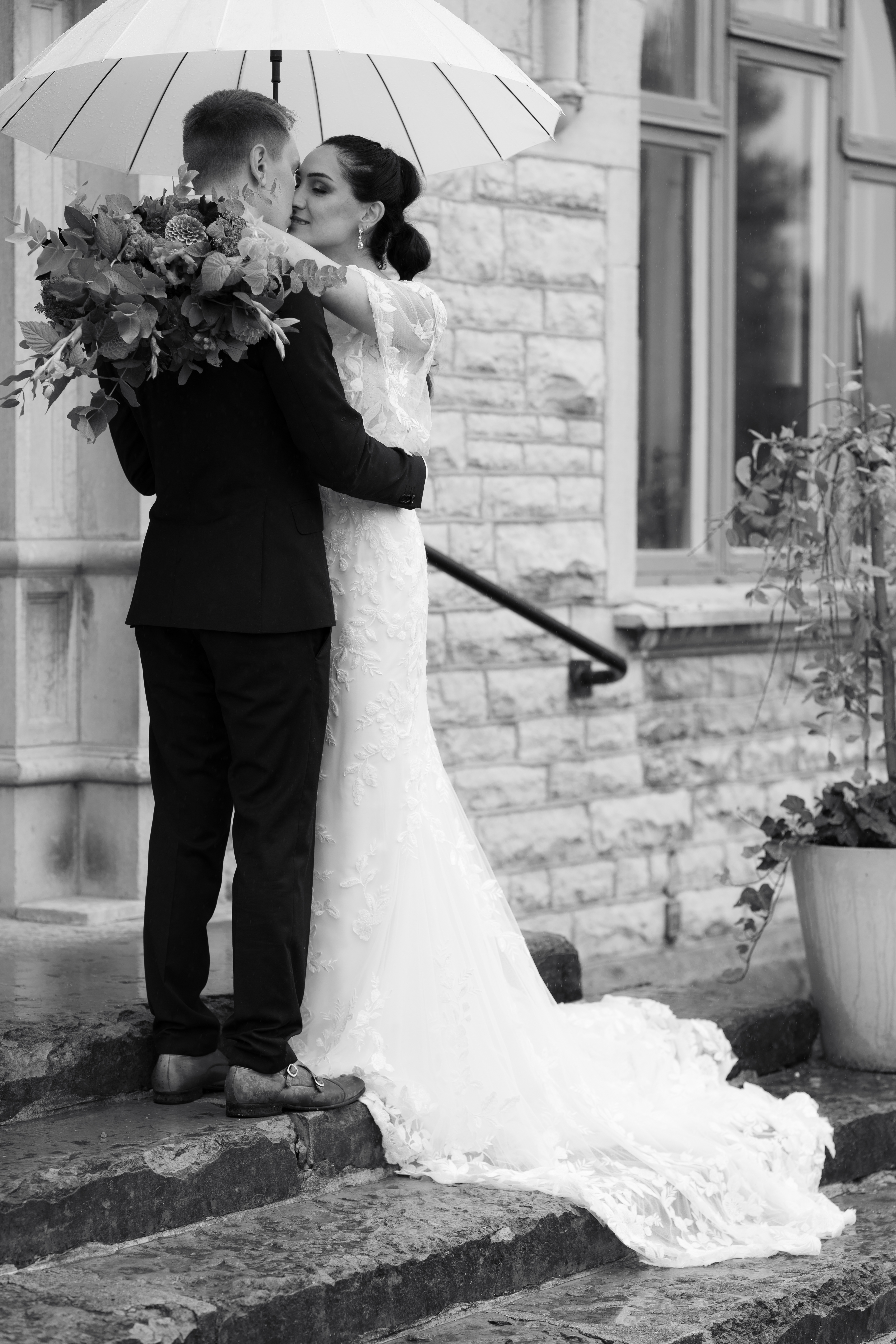 Bröllopspar i svartvitt fotograferat av Langes fotografering i Motala. konstjakt.se
