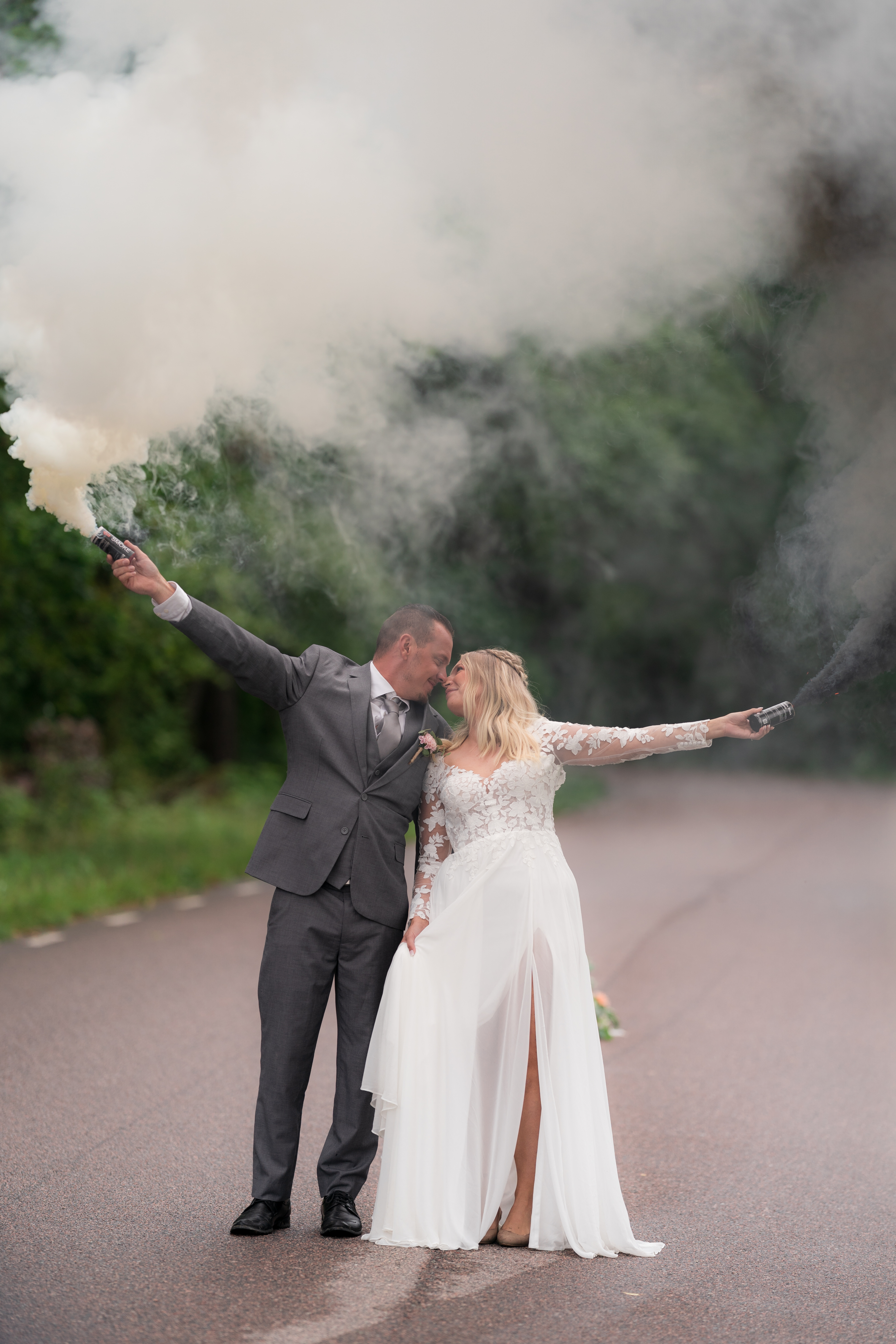 Bröllopspar med rökelse fotograferat av Langes fotografering i Motala. konstjakt.se