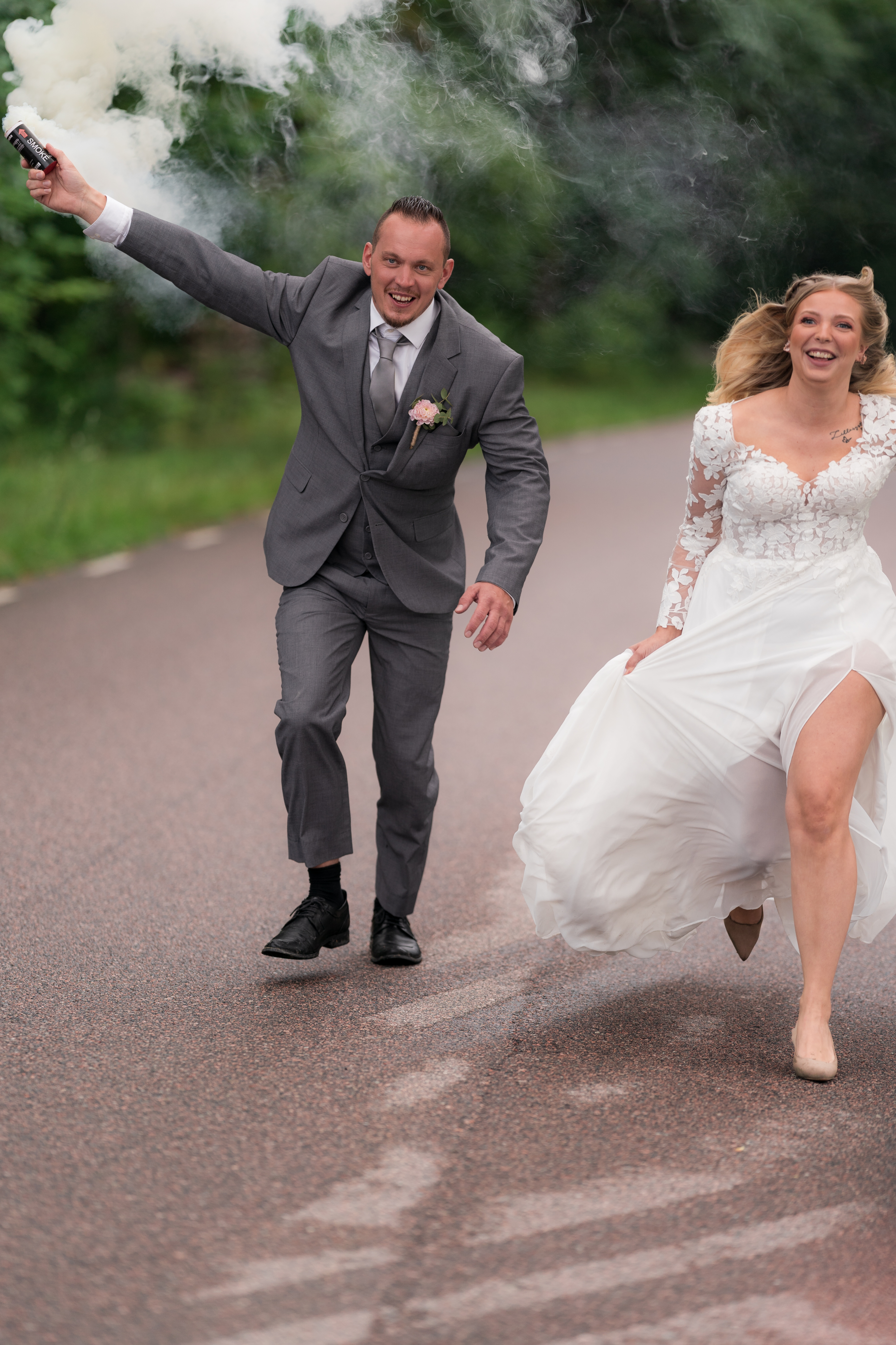 Bröllopspar som springer med rökelse fotograf Langes fotografering i Östergötland.