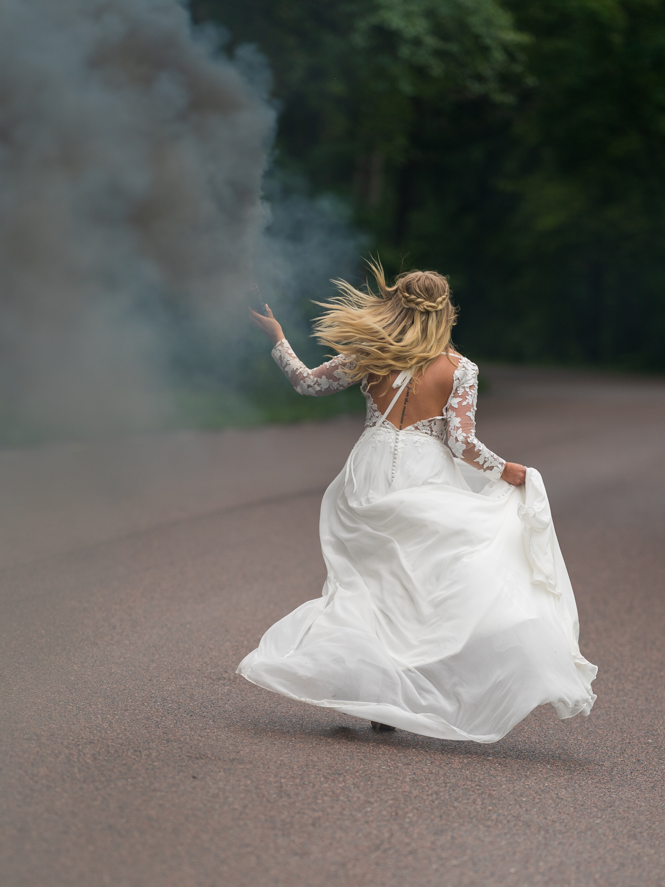 Brud som springer med rökelse fotograf Langes fotografering i Motala