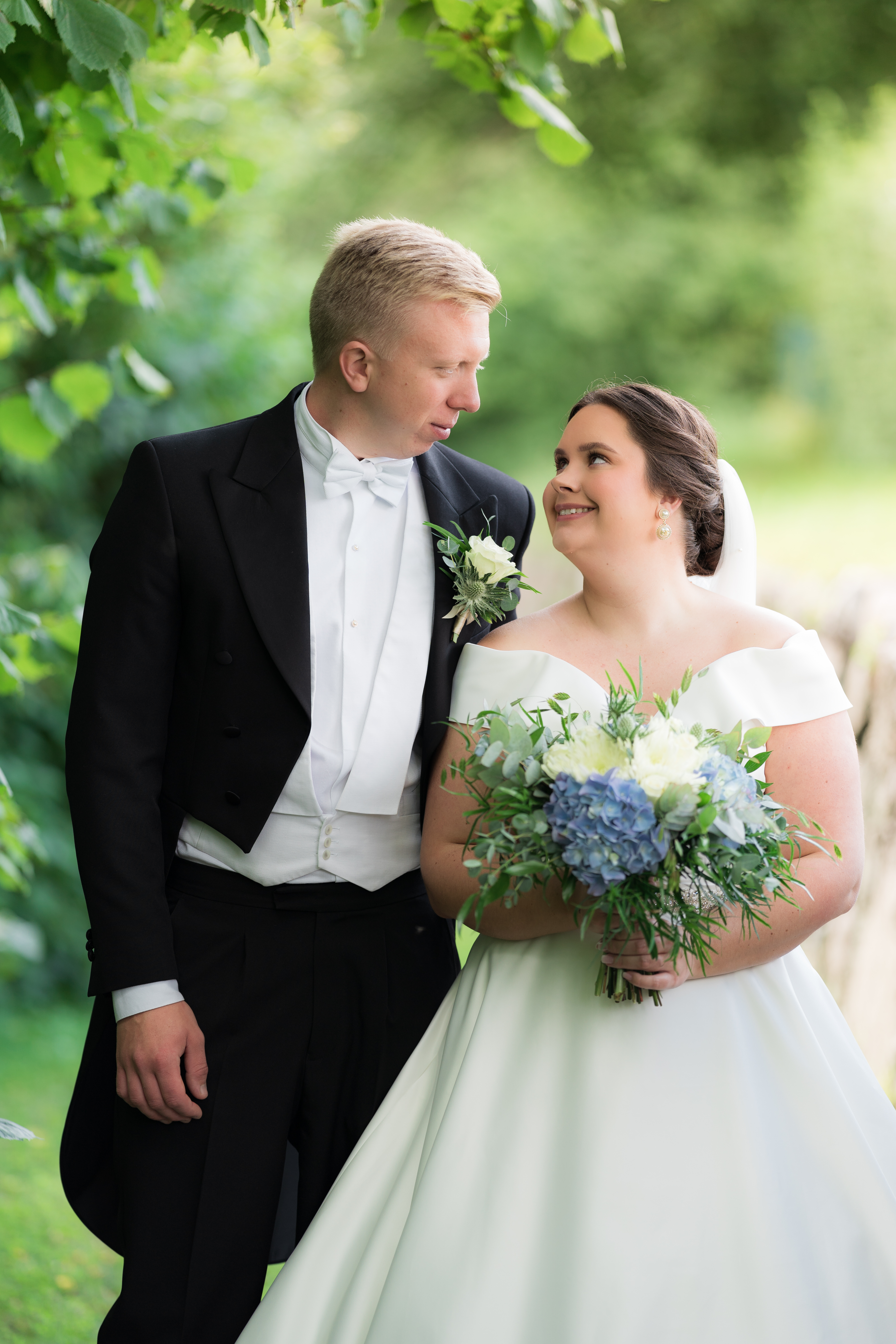 Bröllopspar fotograferat av Langes fotografering i Motala. konstjakt.se