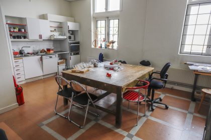 Gemensamhetsrum med kök och arbetsbord