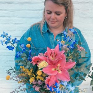 Dorien van Kontent met kleurrijk boeket verse bloemen