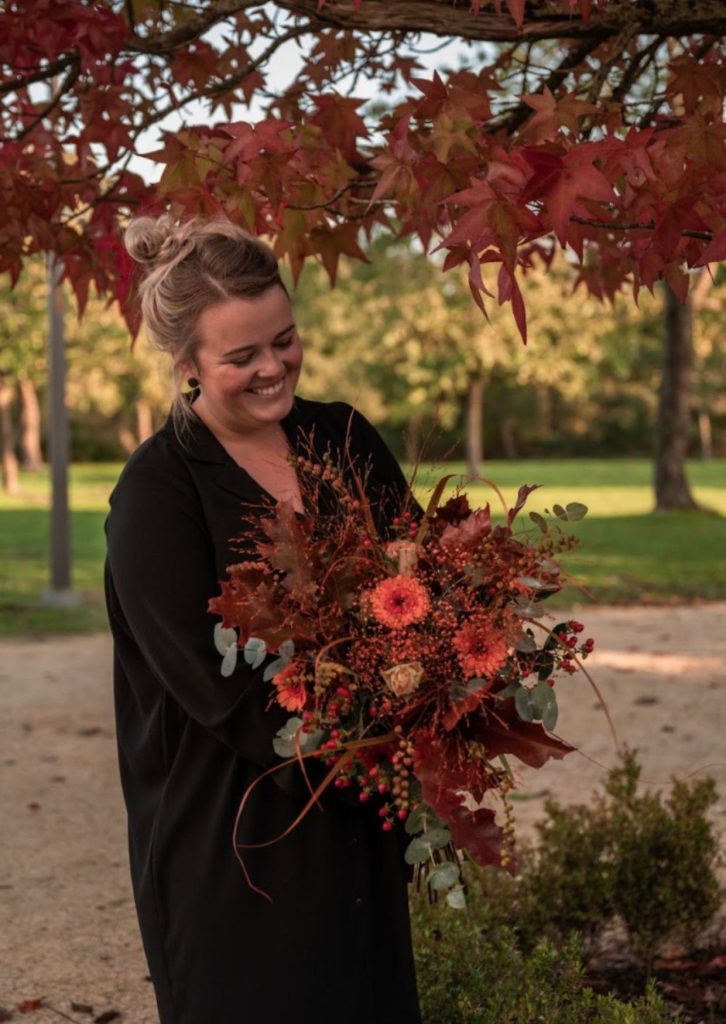 Dorien van Kontent houdt een boeket verse bloemen vast in de natuur