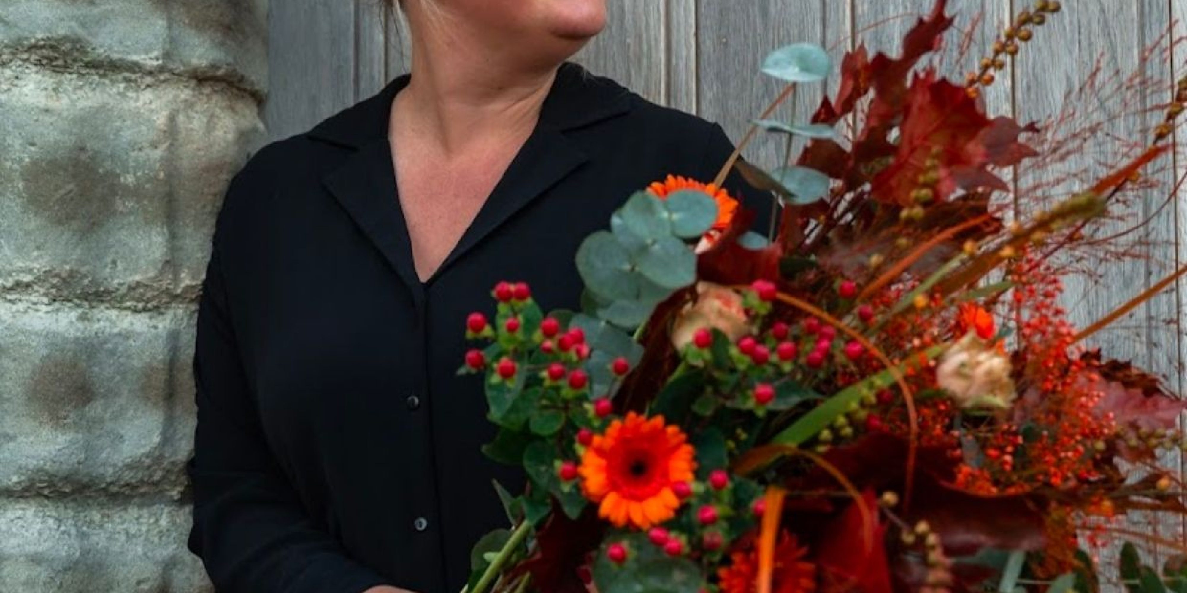 Dorien van Kontent met een bos verse bloemen in de hand