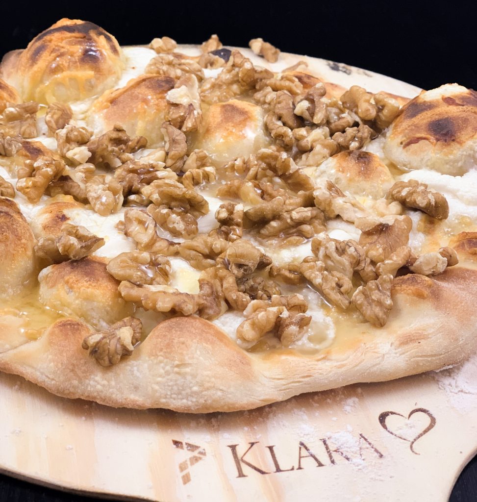 Pizza med chèvre och valnötter