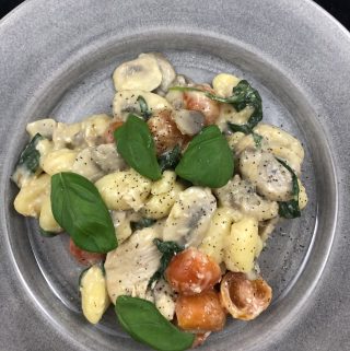 krämig gnocchi med kyckling och svamp