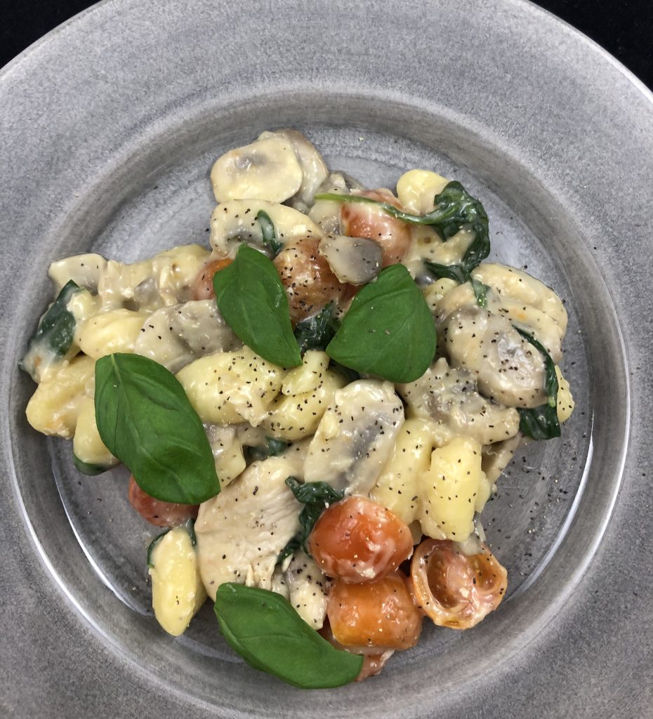 krämig gnocchi med kyckling och svamp