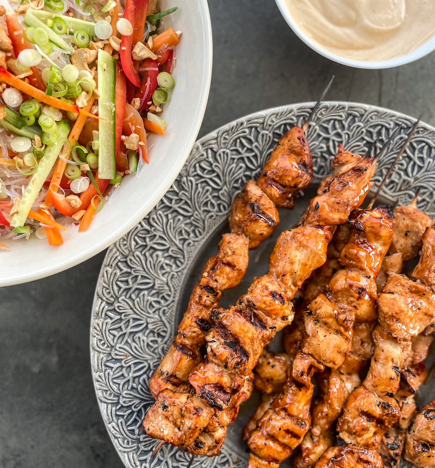 Sweet chili kycklingspett med glasnudelsallad