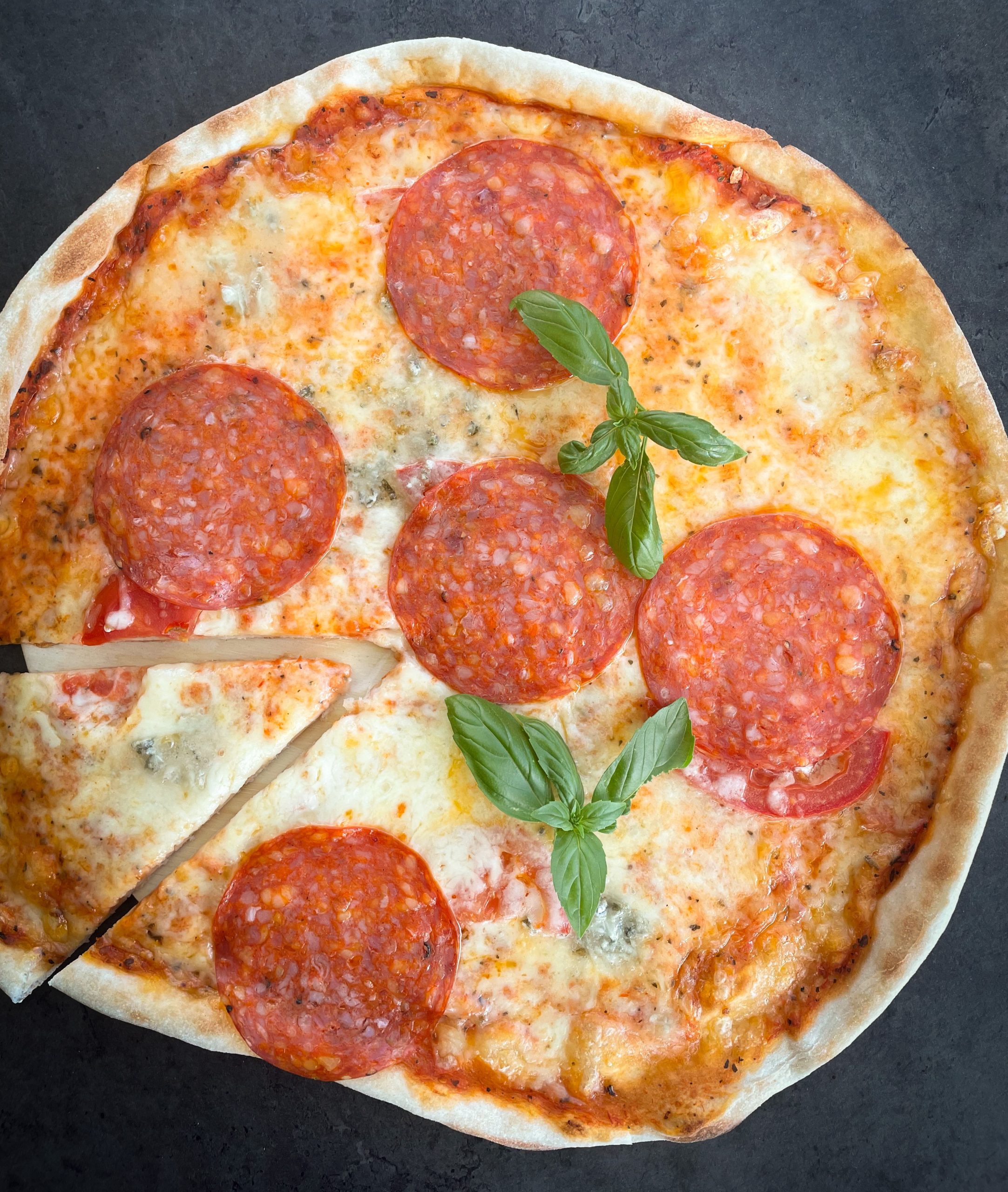 Pizza med salami och