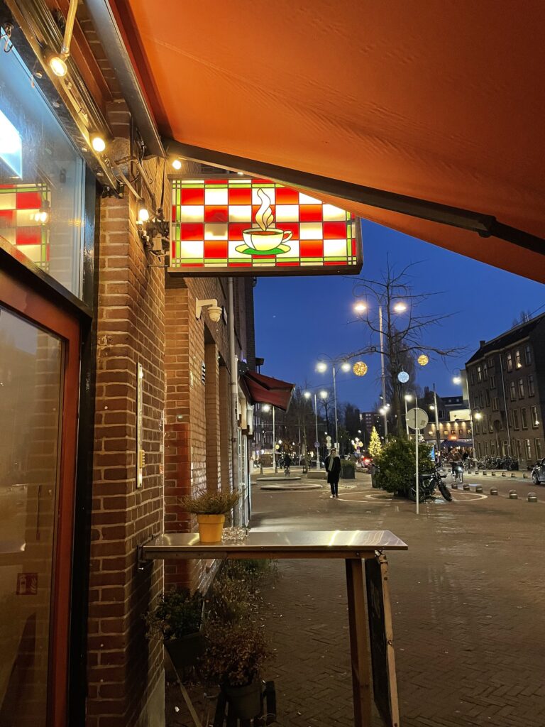 Koffie uithangbord met terras de Jonge admiraal