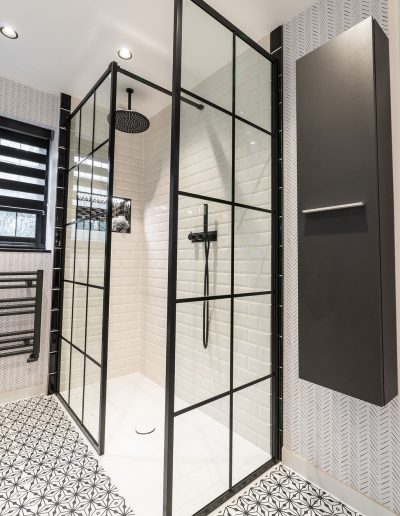 Art Deco Bathroom with Monochrome Colour Scheme