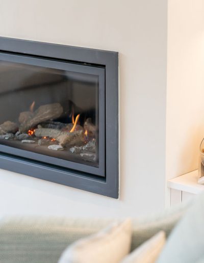 Modern fireplace installation - Koubou Interiors