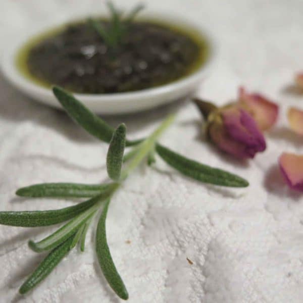 Energie-Peeling mit Rosmarin und Rose