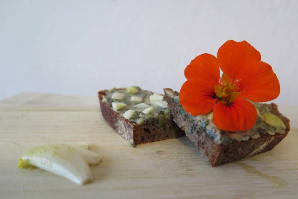 Erkältungsbrot mit Salbei-Honig-Butter