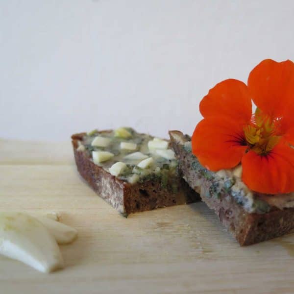 Erkältungsbrot mit Salbei-Honig-Butter