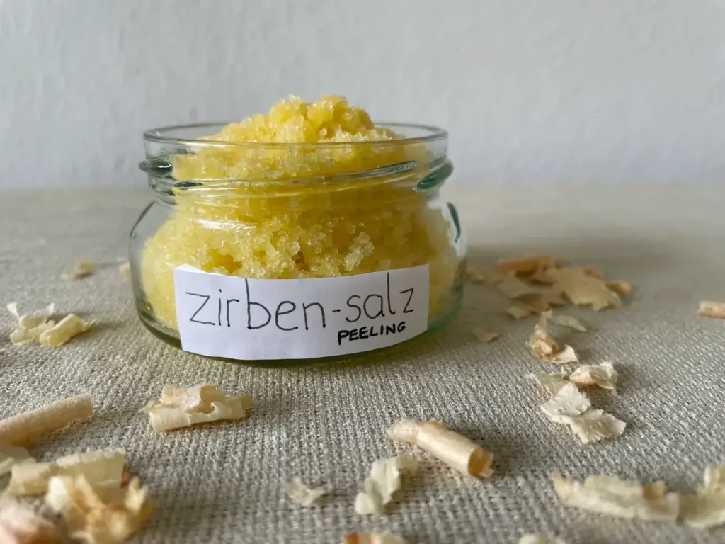 Zirben Salz Peeling einfach selber machen | schnelles Rezept auf kraeuterley.at