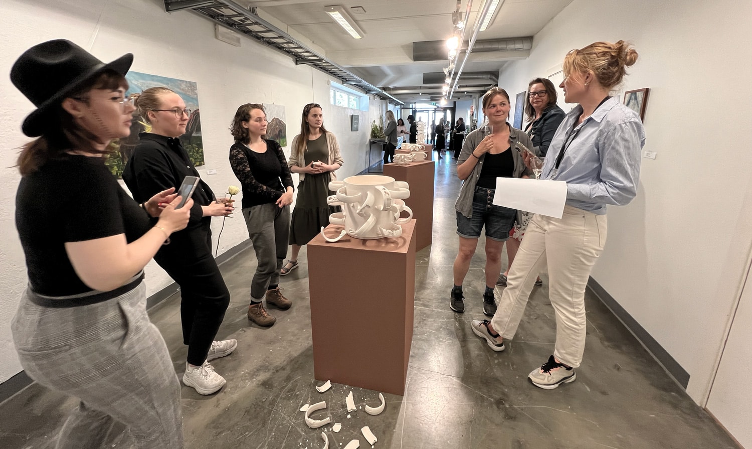 kunst1 Bildet viser en avgangsutstilling på Kragerø Kunstskole