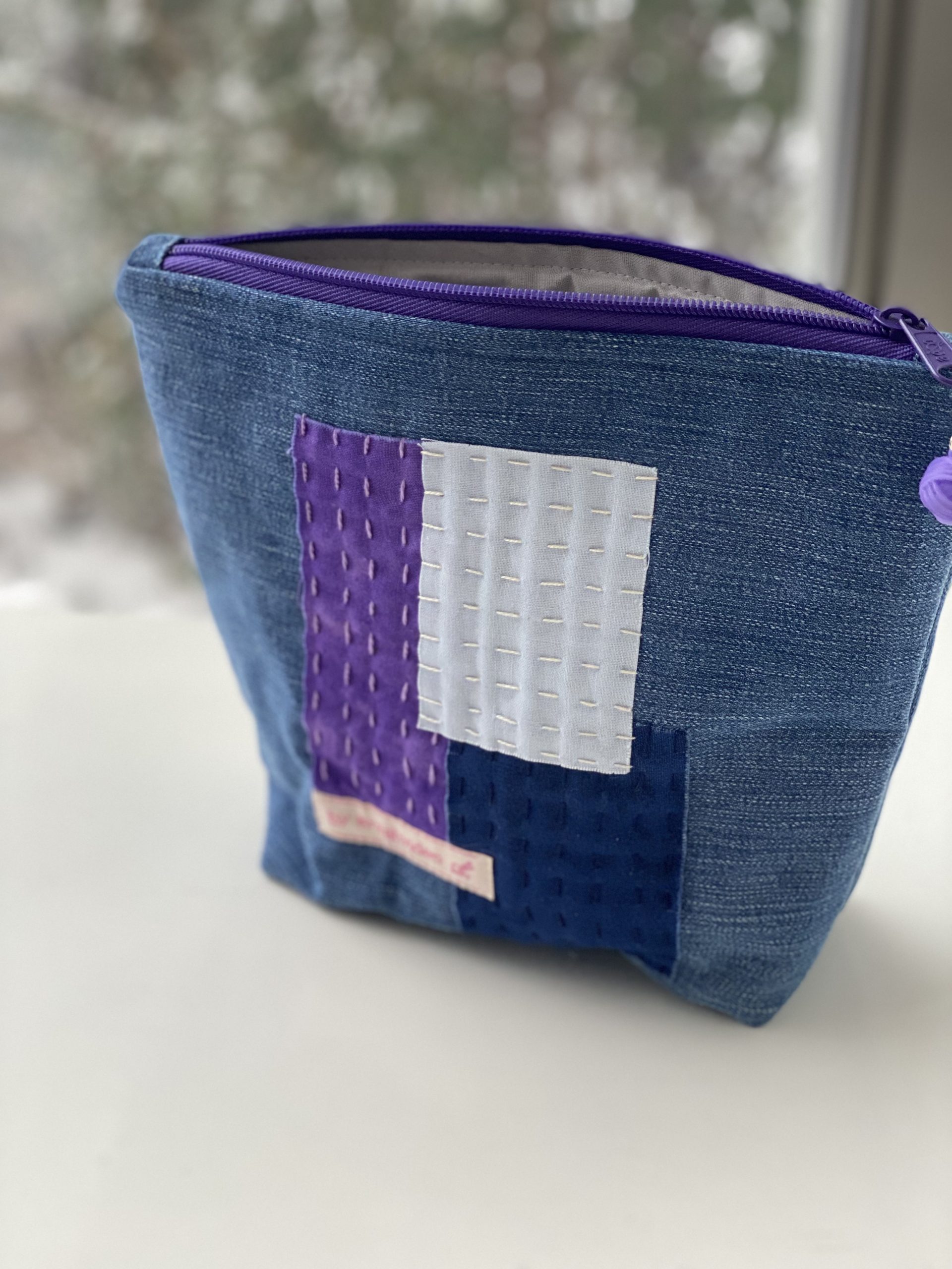 Taske i jeans med broderi - blå/lilla