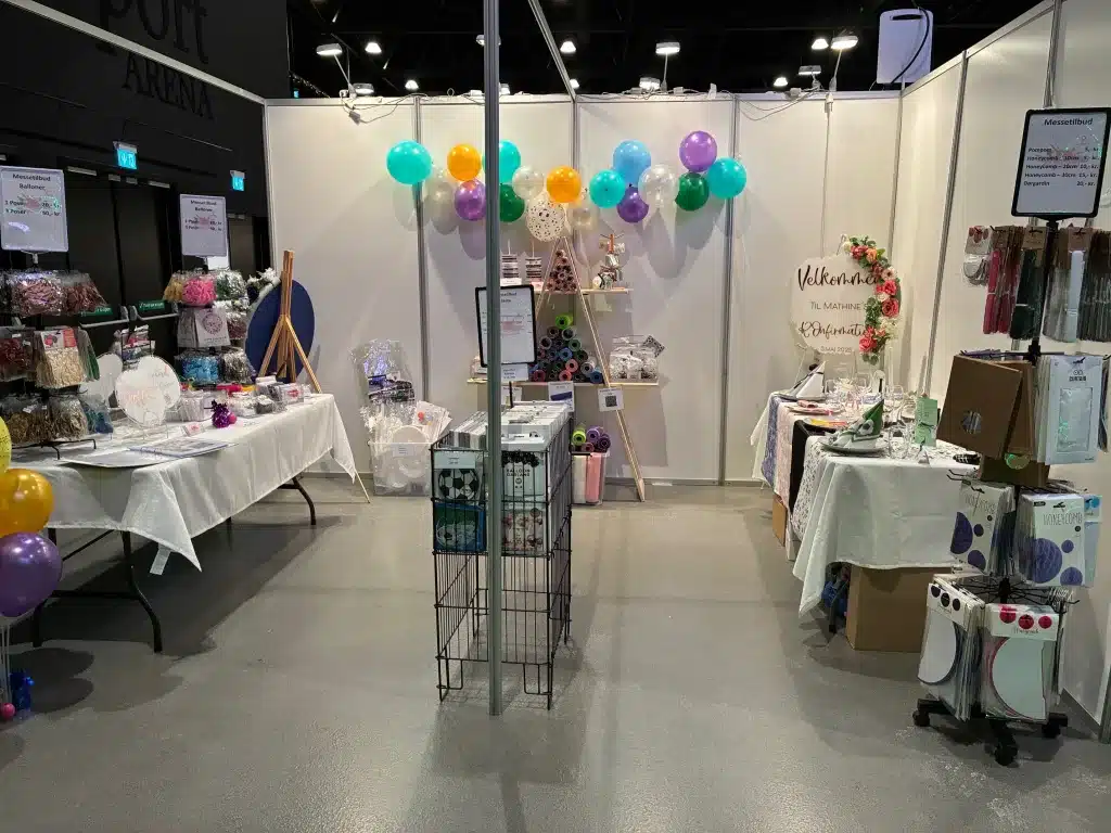 KreaLagunen stand med akrylskilte på konfirmandmesse
