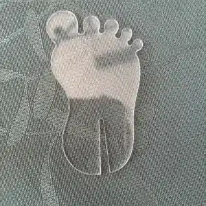 Baby fod i klar akryl med slids til glas