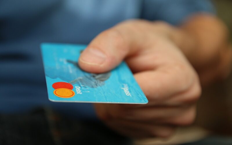 Vad är ett Betalkort? Debetkort Förklarat!
