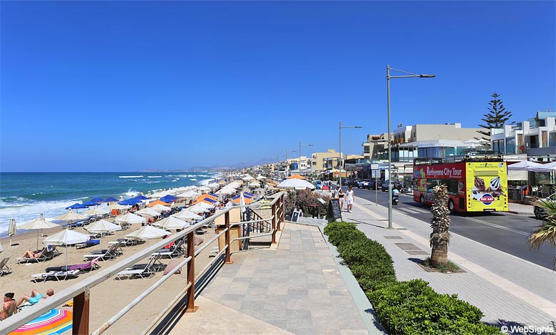 Den lange strandpromenade i feriebyen Rethymnon på Kreta