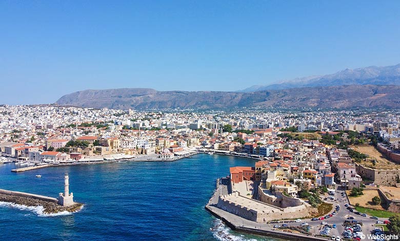 Chania stad med sin venetianska hamn, Giali Tzamisi-moskén och gamla stan
