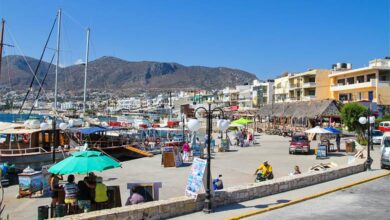 Den livliga semesterorten Hersonissos på Kreta