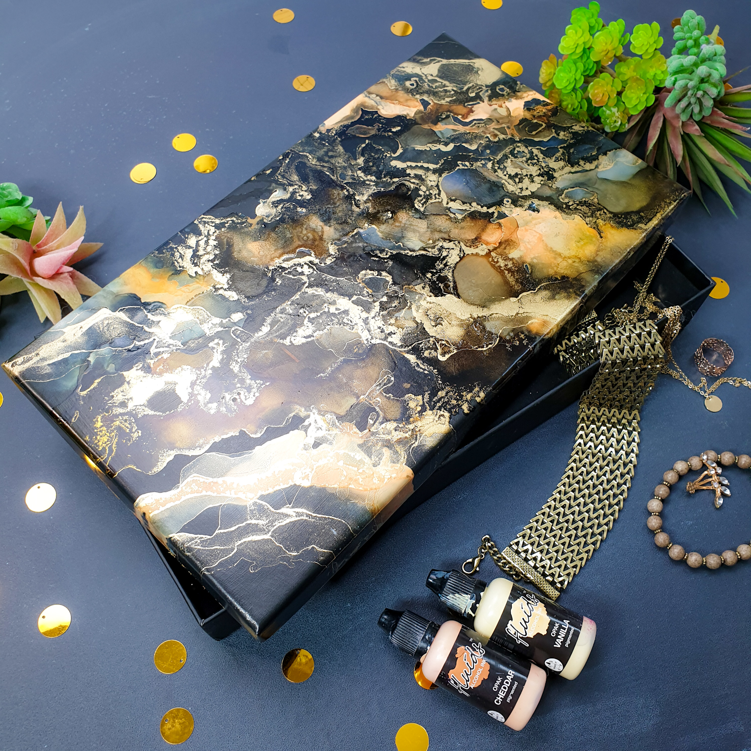 DIY Upcycling mit Alkoholtinte: Ich zeige dir wie du mit Alcoholinks alte Schachteln und Boxen aus Papier und Holz wünderhübsch zu neuer , edler Deko gestalten kannst. Aufbewahrungsboxen im edlen Look! #alkoholtinte #alcoholink #deko #upcyclingPSX_20200209_163842