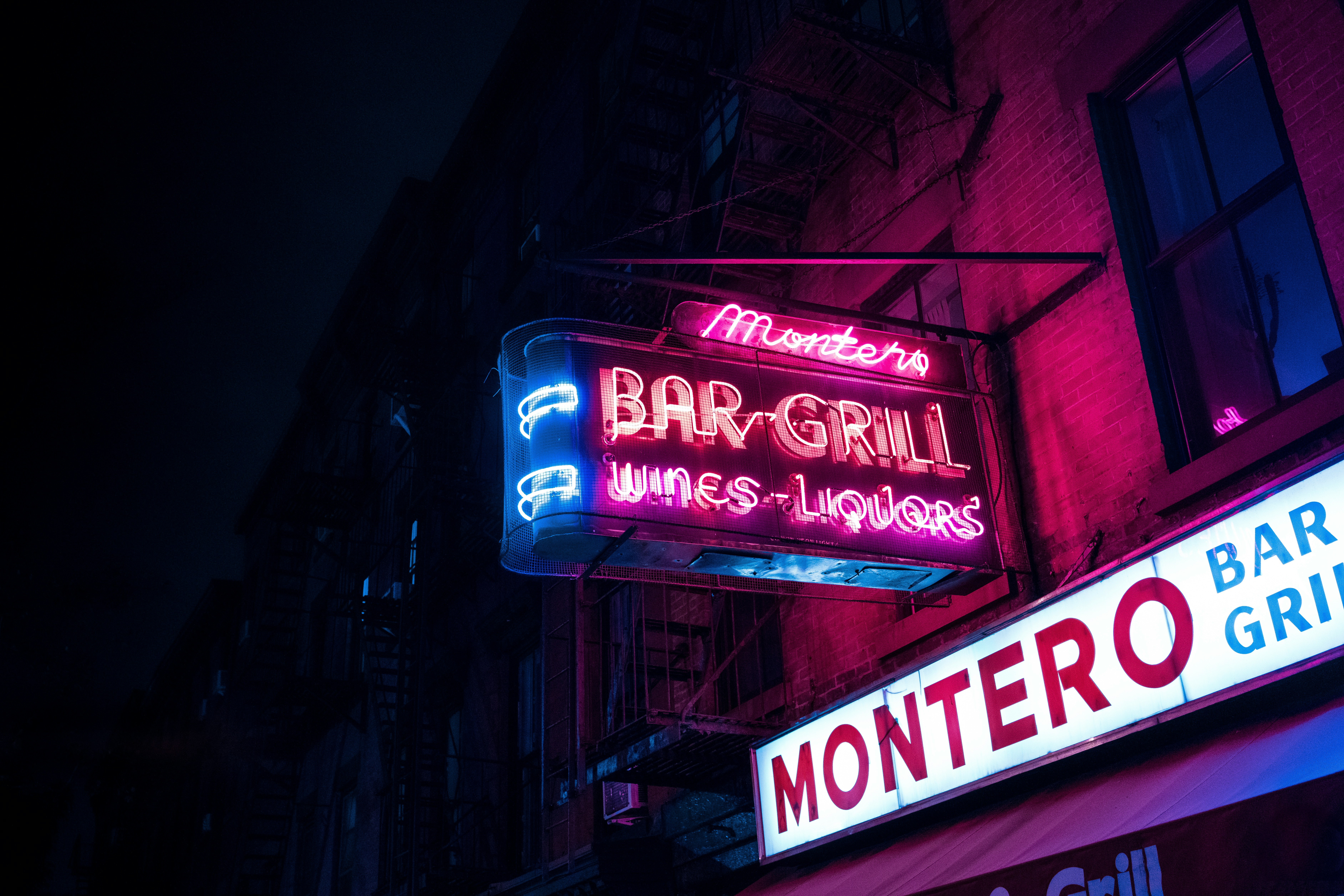 Old-fashioned neon light sign