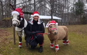 Anne Larsen med minihäst och miniåsna