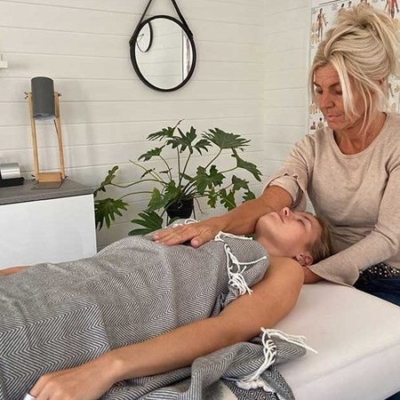 Kropsterapeut Susanne Strandbygaard behandler klient
