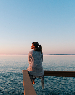 Kvinde ser ud over havet