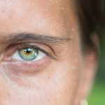 Close up af kvinde med grønne øjne