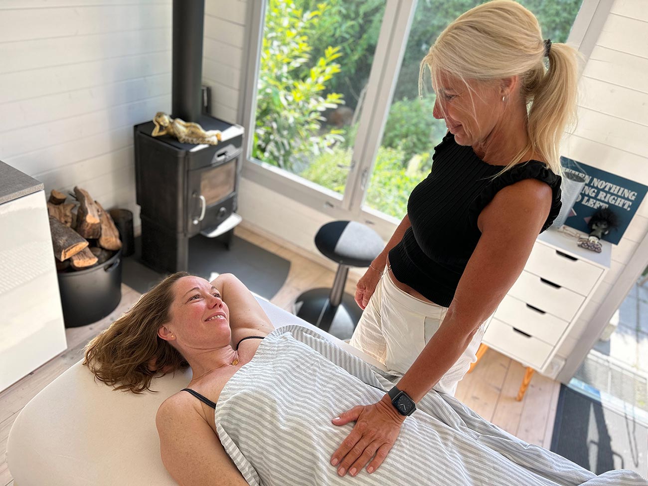 Susanne Strandbygaard behandler klient med kropsterapi