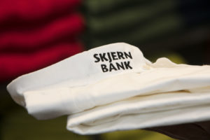 Broderi af logo på tøj - her Skjern Bank på flip.