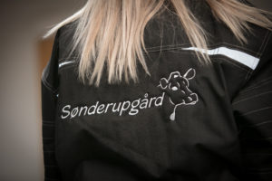 Broderi af logo på tøj - her Sønderupgård broderet på ryg på vinterjakke.