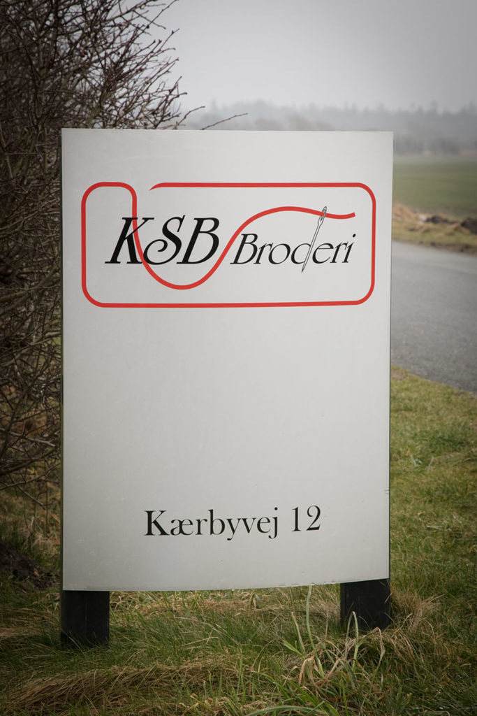 Tilbud på broderi af logo - her vejskilt ved KSB Broderi