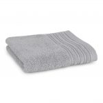 Håndklæde med broderet navn - lys grå