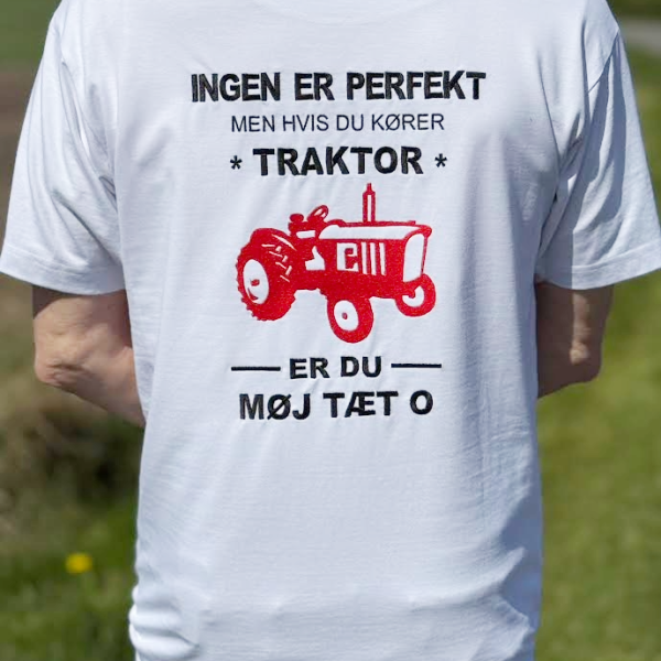 T-shirt med broderet traktor T-shirt med broderet traktor