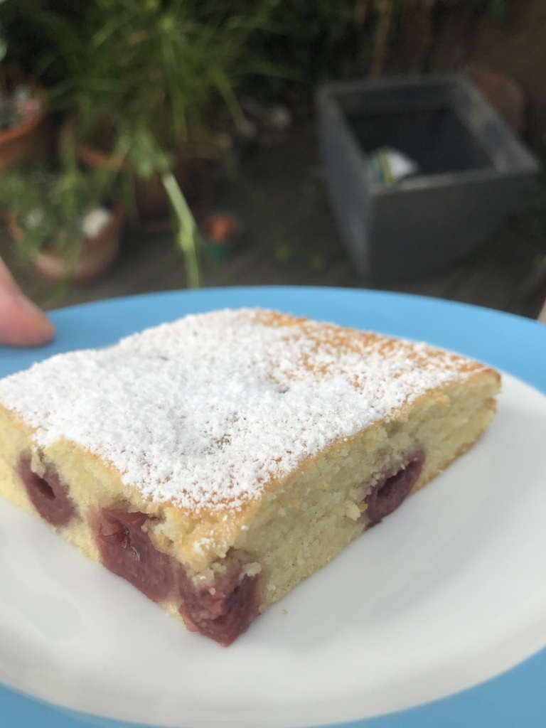 Buttermilchkuchen mit Kirschen