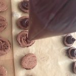 Abgekühlte Macarons füllen