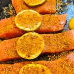 Lachs mit grobem Curry-Pulver bestreuen