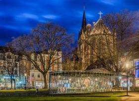 Archäologische Vitrine und Dom in Aachen