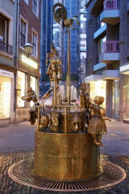 Der Puppenbrunnen in Aachen bei Nacht