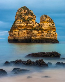 Rotsformatie bij Praia do Camilo aan de Algarve (Portugal)