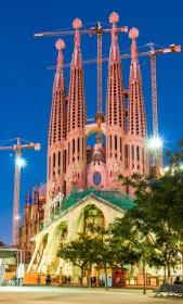 Sagrada Familia - Barcelona during the blue hour (Sagrada Familia at night)