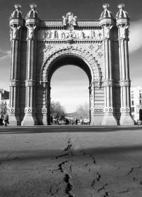 barcelona_arc_de_triomf_bw.jpg